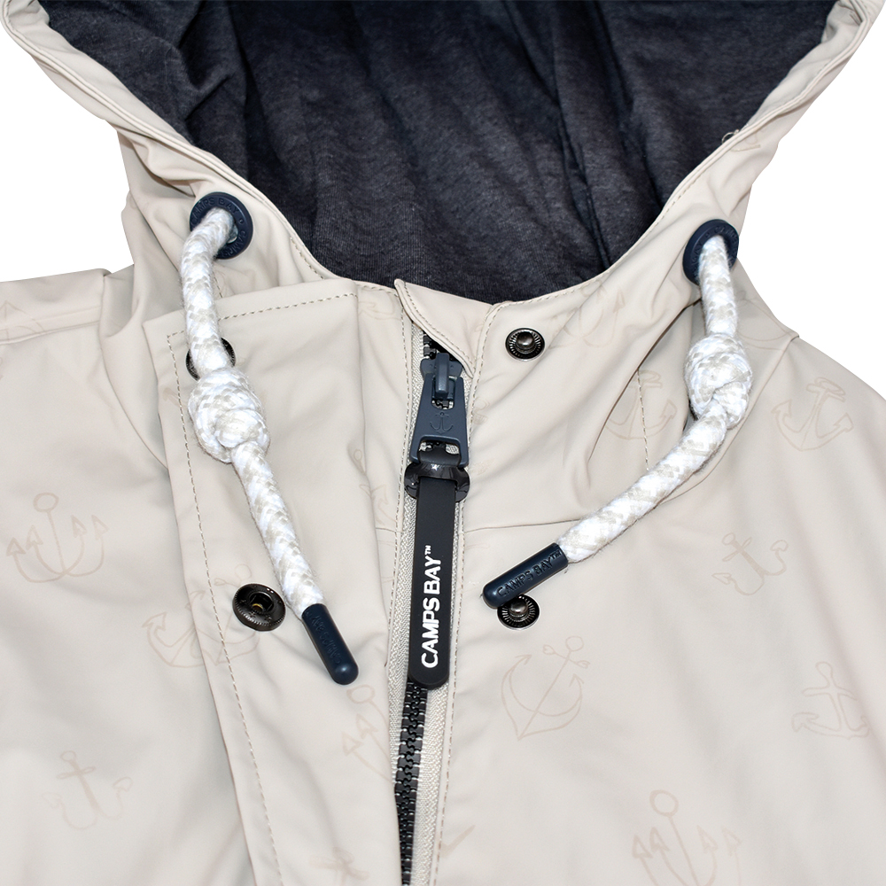 Weibliches Model mit CAMPS BAY Regenjacke in Pumic Stone