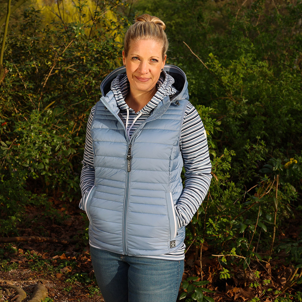 Weibliches Model mit CAMPS BAY Weste in Windward Blue