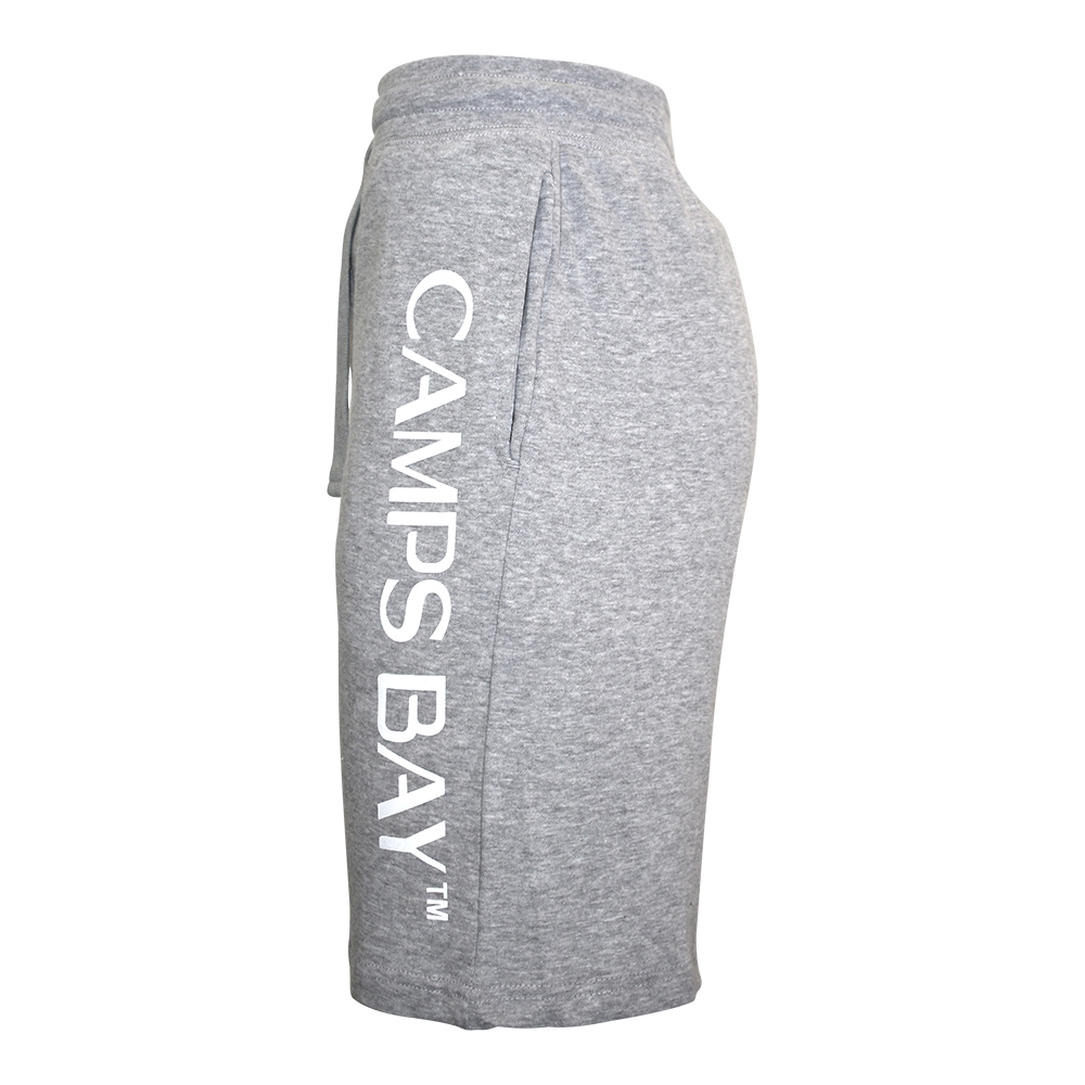 Männliches Model mit CAMPS BAY Shorts in Silver Melange