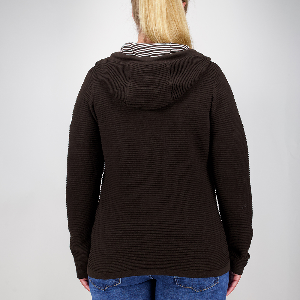 Weibliches Model mit CAMPS BAY Strickjacke in Chocolate Torte