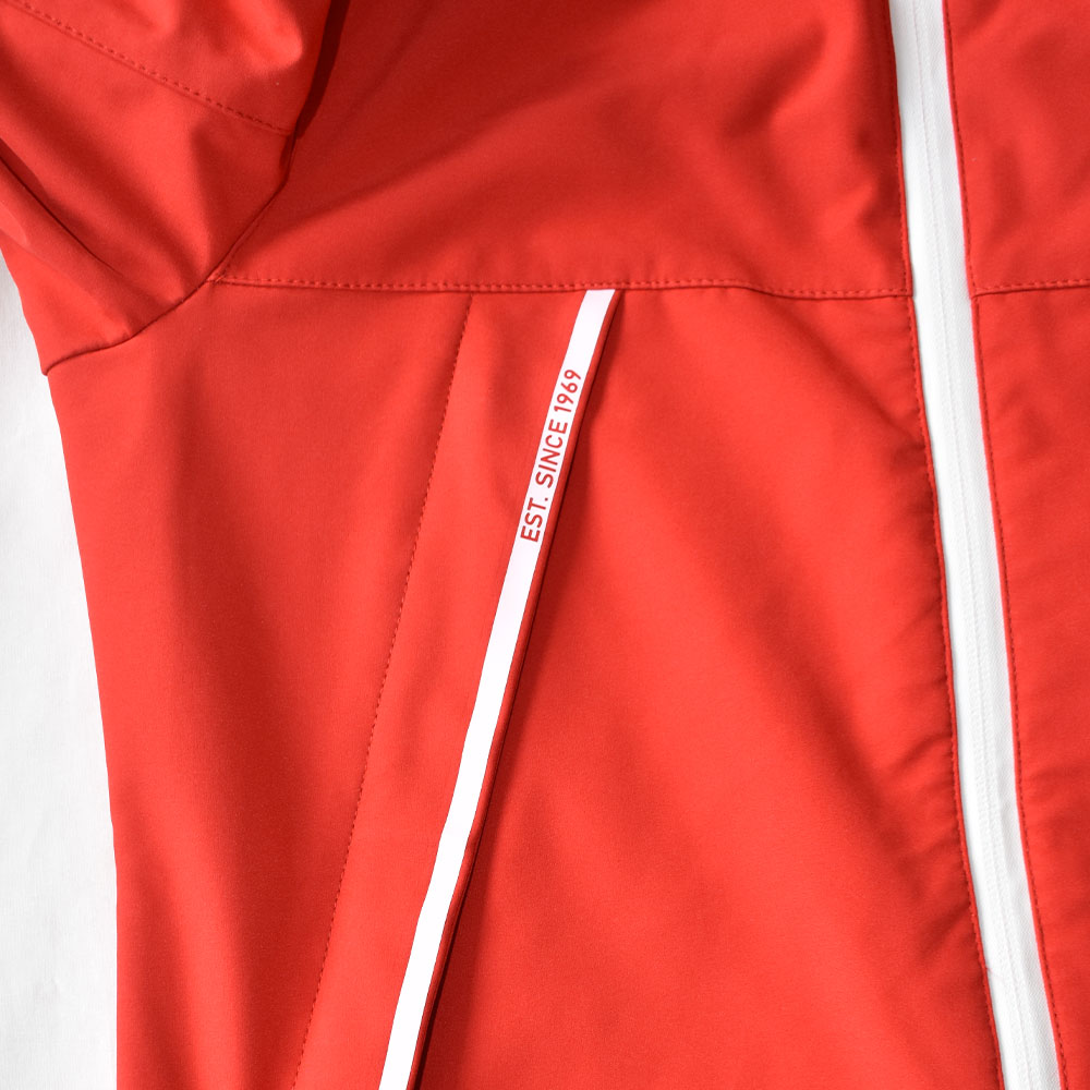 Weibliches Model mit CAMPS BAY Jacke in True Red