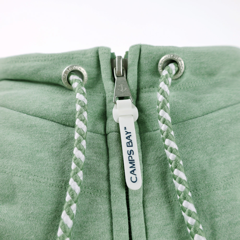 Weibliches Model mit CAMPS BAY Sweatjacke in Hedge Green
