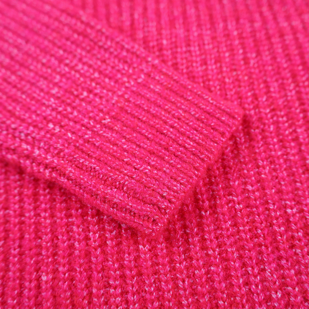 Weibliches Model mit Rock Your Day in Bright Rose Melange