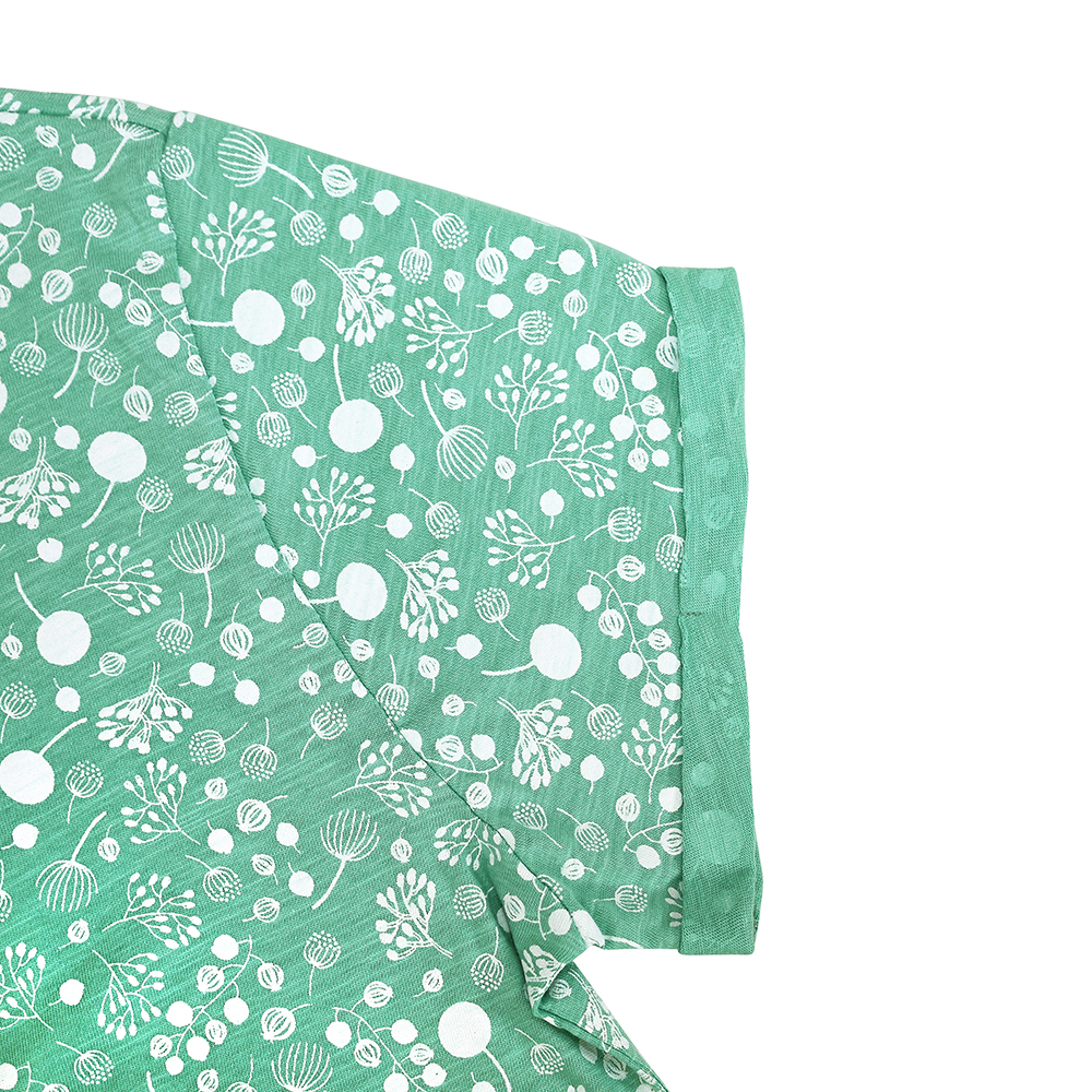 Weibliches Model mit CAMPS BAY T-Shirt in Dusty Jade Green
