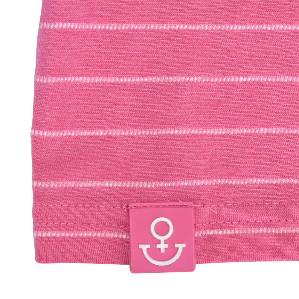 Weibliches Model mit ANKERBRAUT T-Shirt in Wild Orchid
