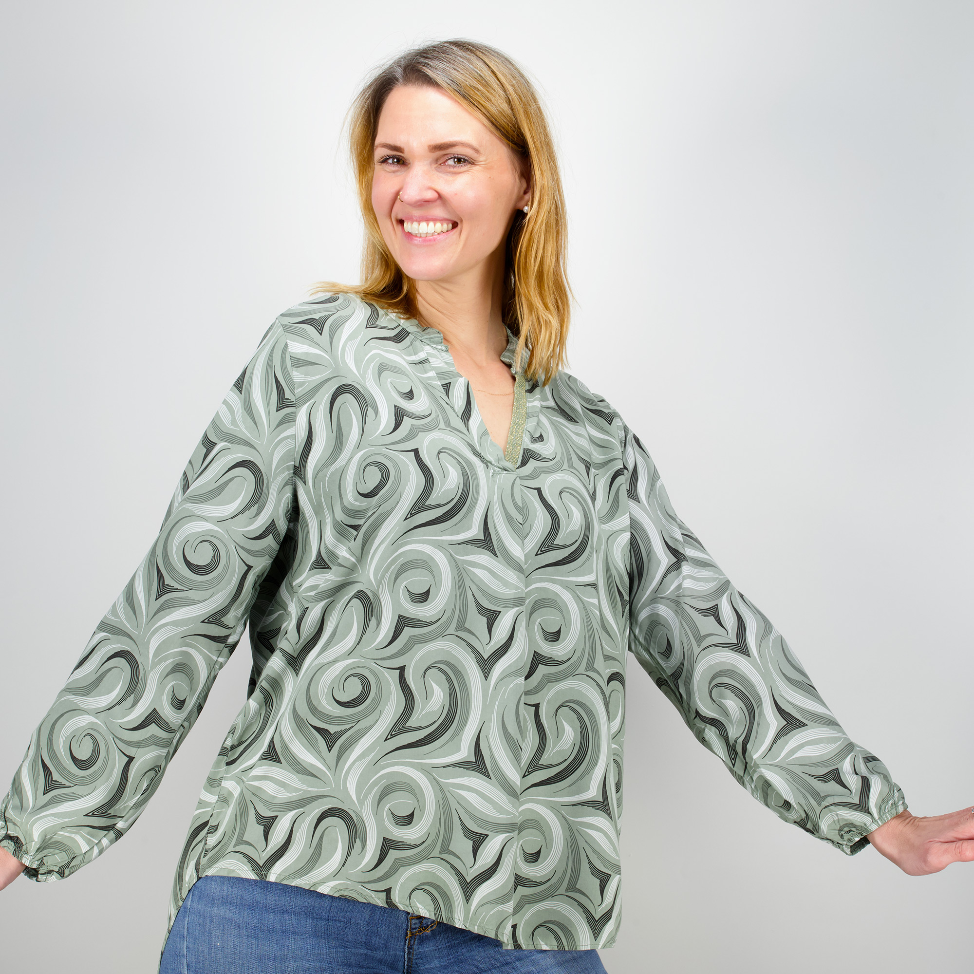 Weibliches Model mit Küstenzauber Bluse in Khaki