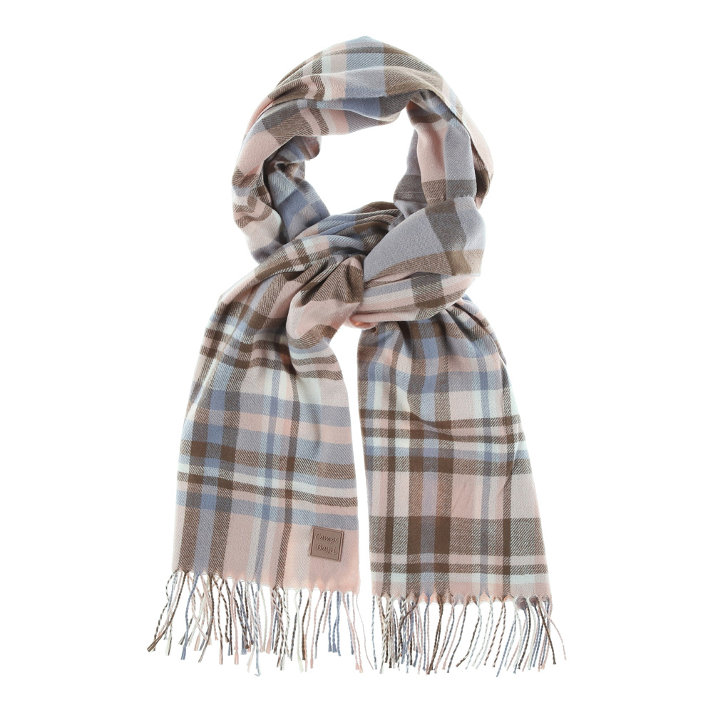 Weibliches Model mit CAMPS BAY Schal in Taupe