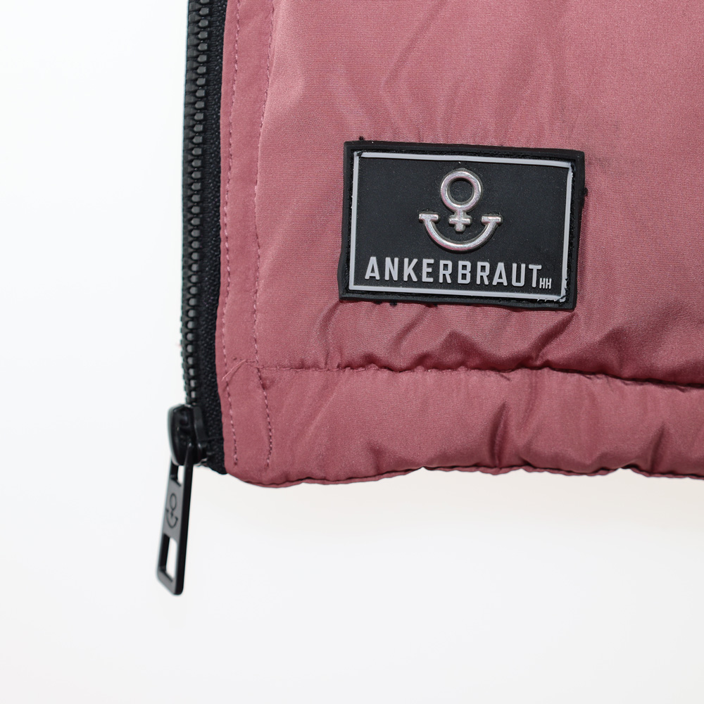 Weibliches Model mit ANKERBRAUT Long-Weste in Rose
