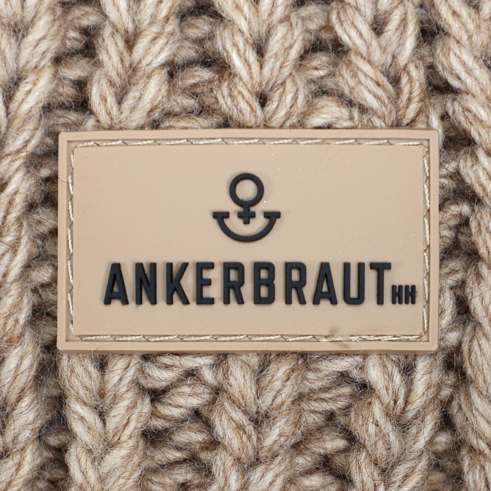 Weibliches Model mit ANKERBRAUT Schal in Taupe