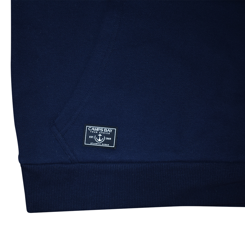 Männliches Model mit CAMPS BAY Hoodie in Night Sky