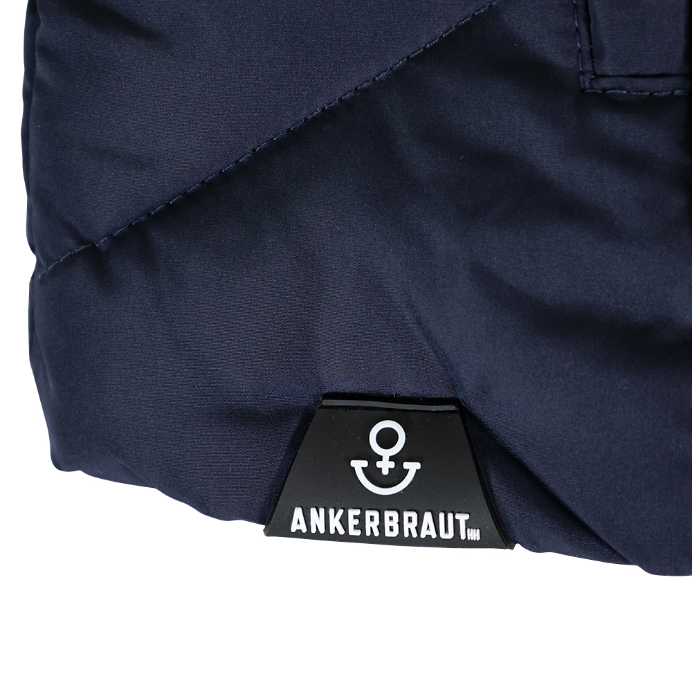 Weibliches Model mit ANKERBRAUT Weste in Night Sky