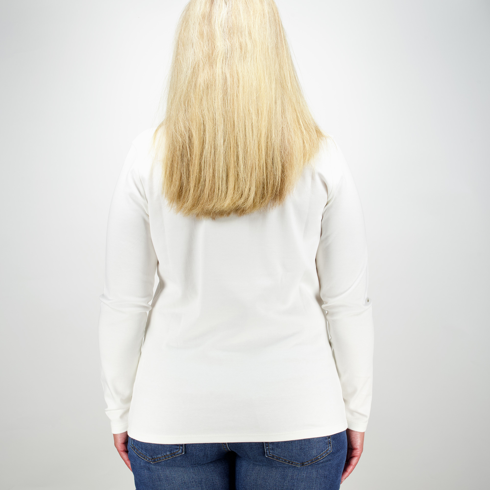 Weibliches Model mit CAMPS BAY Rollkragen-Shirt in Cloud Dancer Offwhite