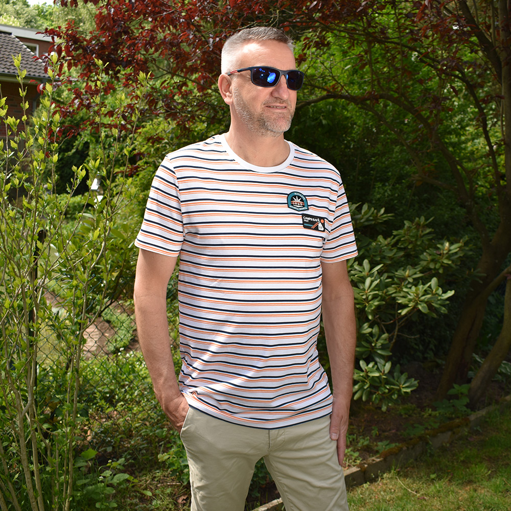 Männliches Model mit CAMPS BAY T-Shirt in White Orange