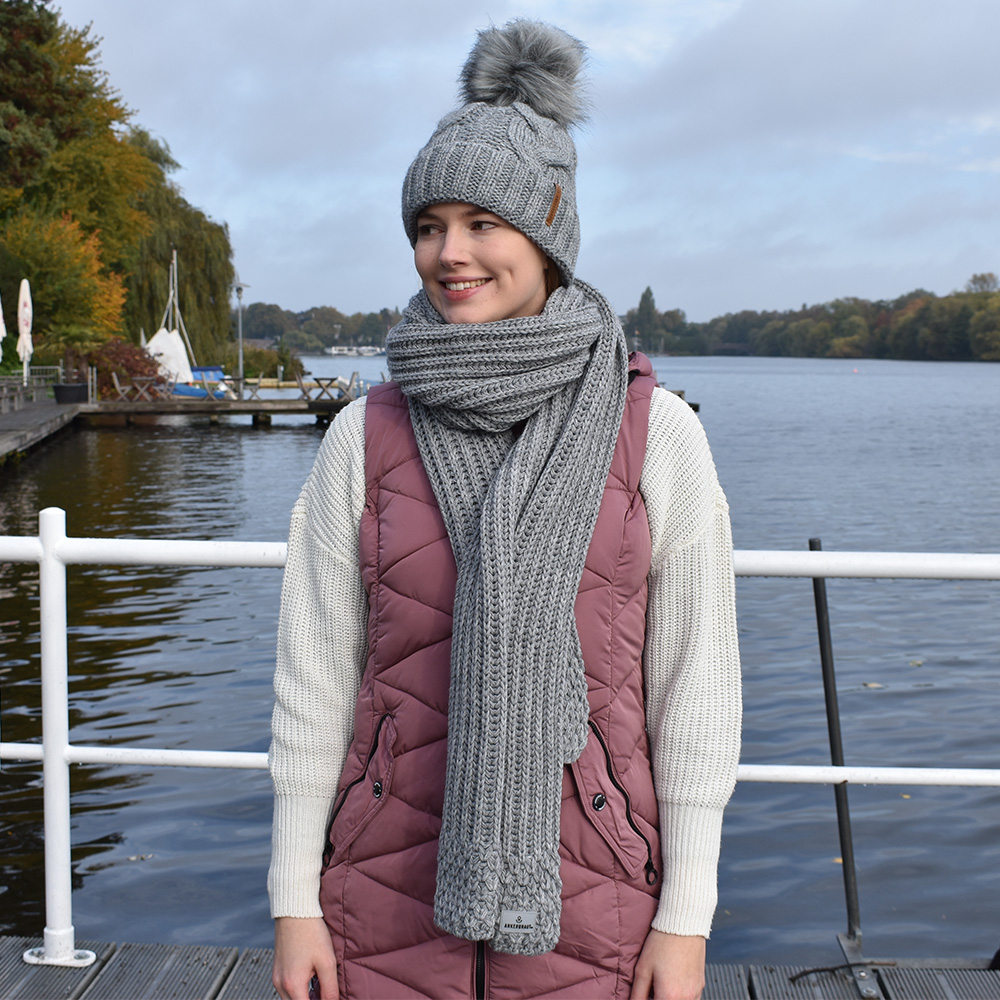 Weibliches Model mit ANKERBRAUT Schal in Silver