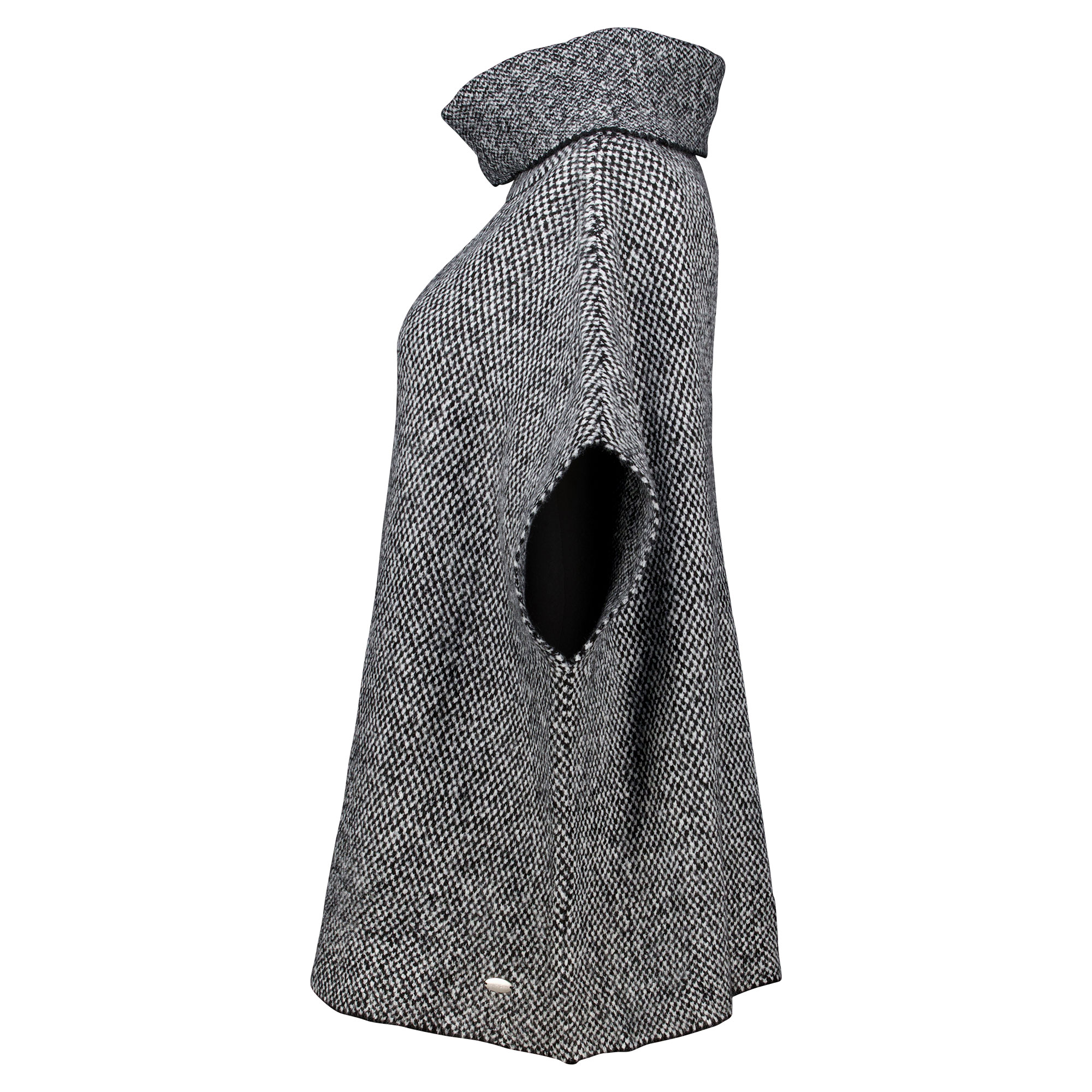 Weibliches Model mit CAMPS BAY Poncho 
