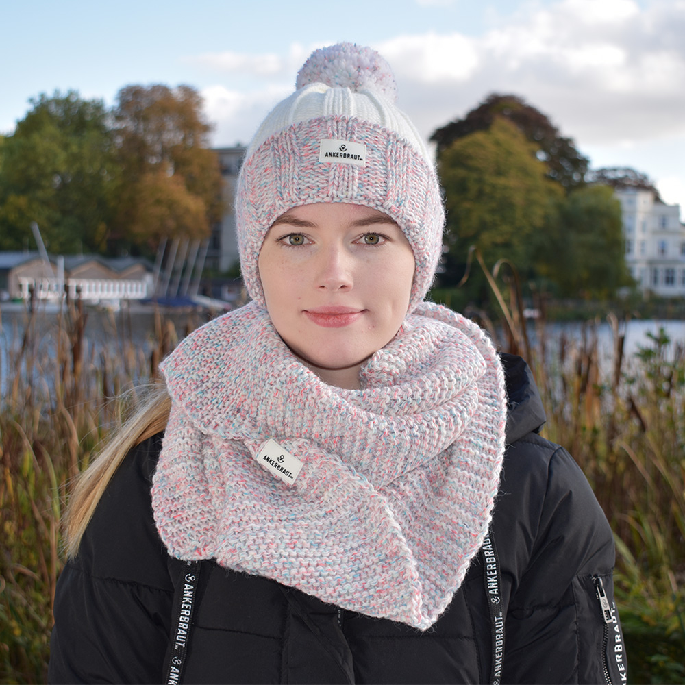 Weibliches Model mit ANKERBRAUT Mütze in Offwhite