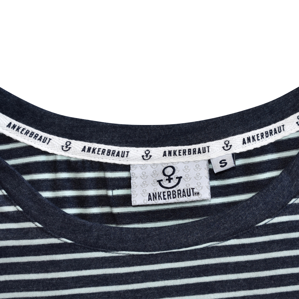 Weibliches Model mit ANKERBRAUT T-Shirt in Honey Dew