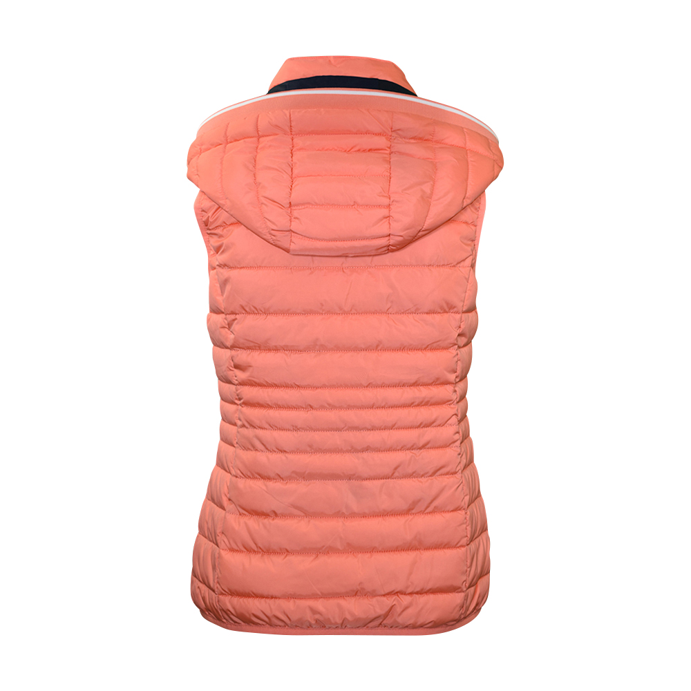 Weibliches Model mit CAMPS BAY Weste in Fusion Coral