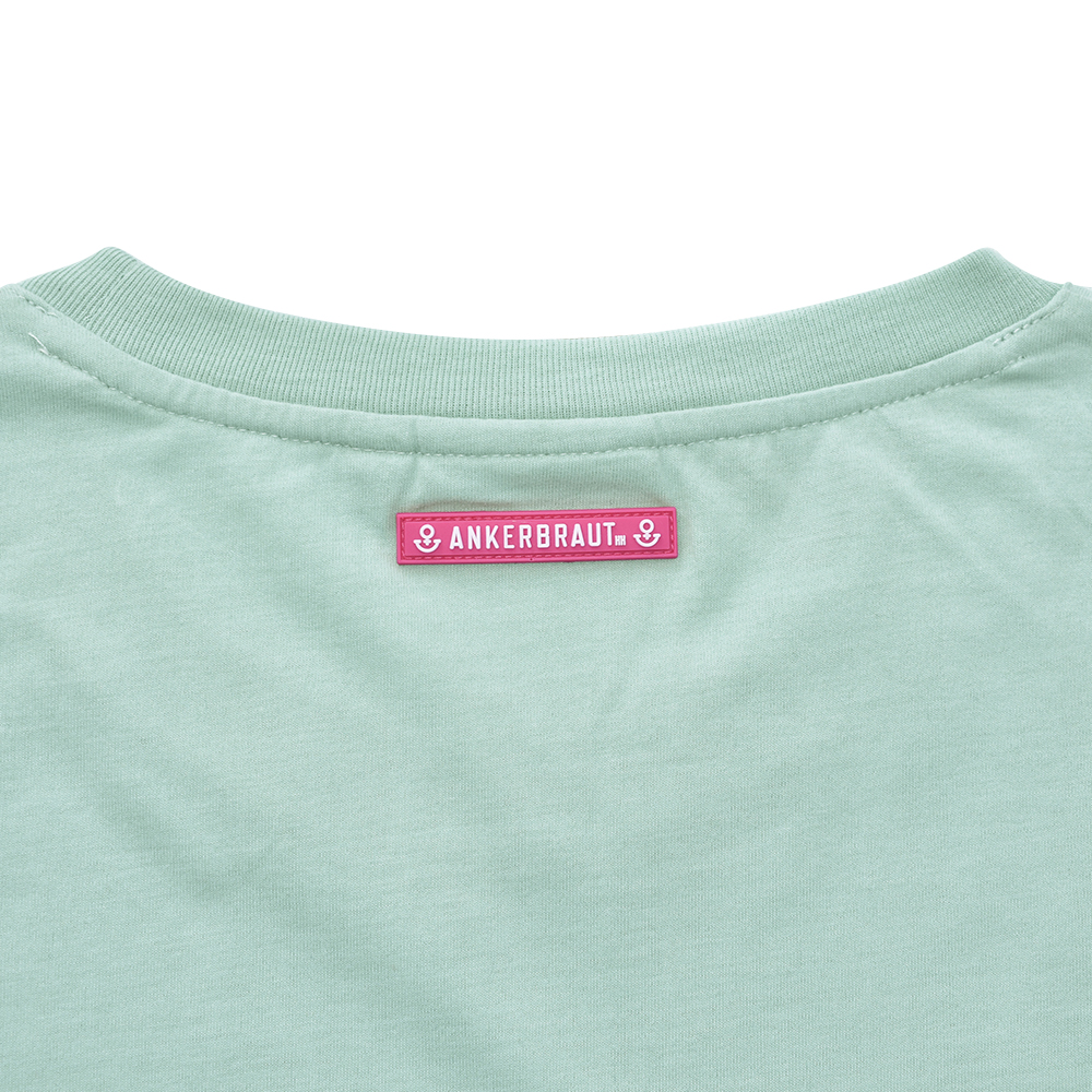 Weibliches Model mit ANKERBRAUT Shirt in Harbour Grey