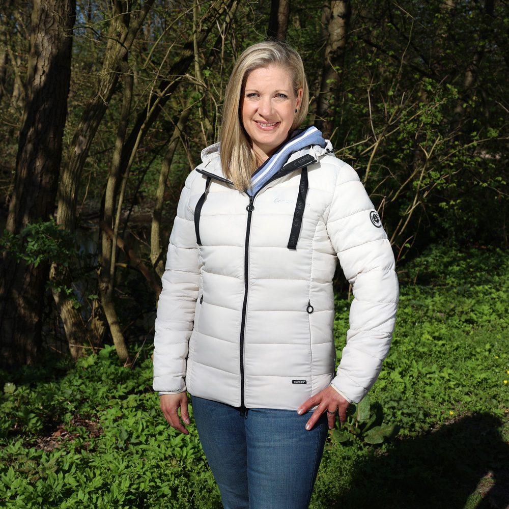 Weibliches Model mit CAMPS BAY Steppjacke in Moonbeam