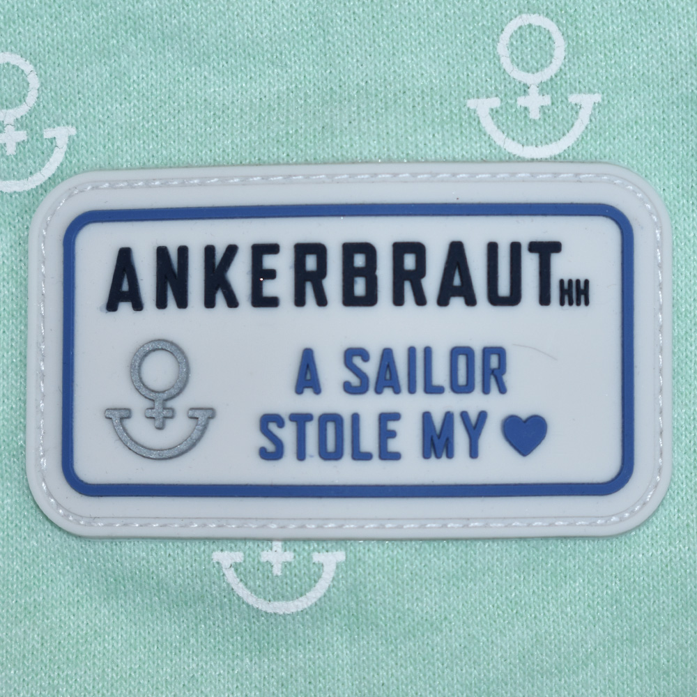 ANKERBRAUT Hoodie "...und vergiss nicht, glücklich zu sein" Weibliches Model mit ANKERBRAUT Hoodie in Mint Melange