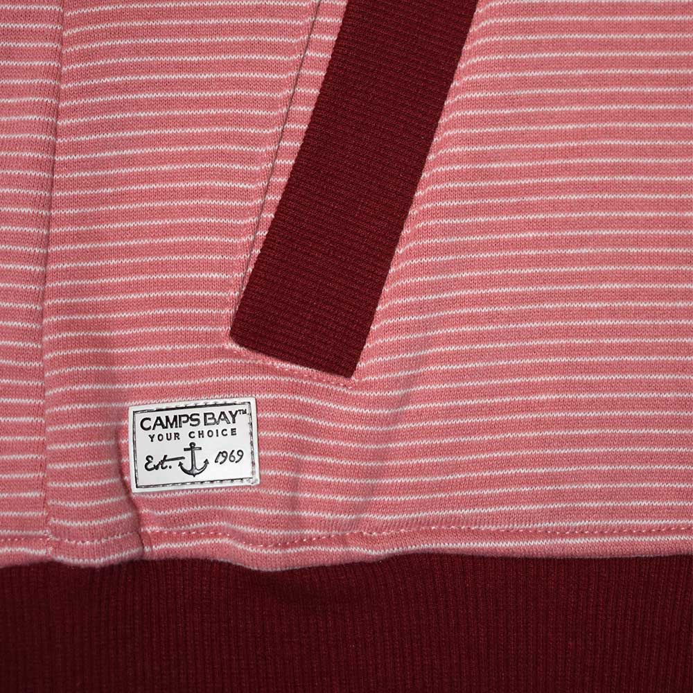 Weibliches Model mit CAMPS BAY Sweatjacke in Burgundy