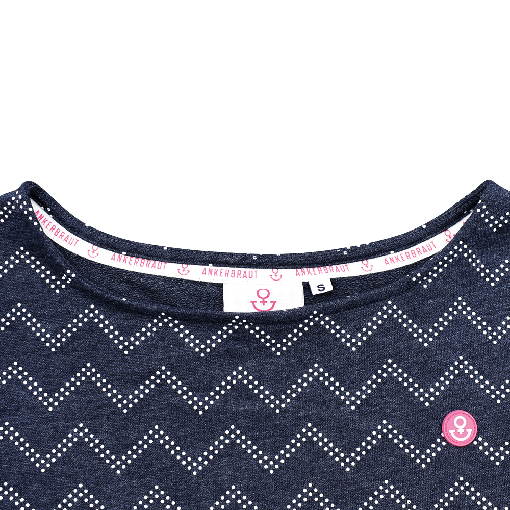 Weibliches Model mit ANKERBRAUT Kleid in Night Sky