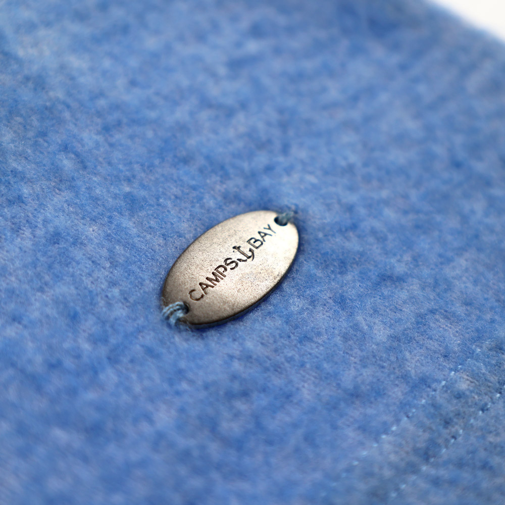 Weibliches Model mit CAMPS BAY Shirt in Vista Blue