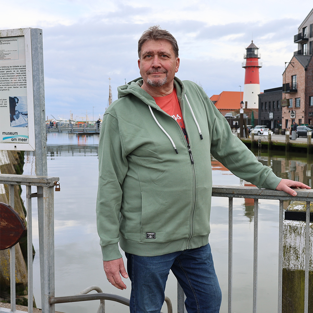 Männliches Model mit CAMPS BAY Sweatjacke in Sea Spray