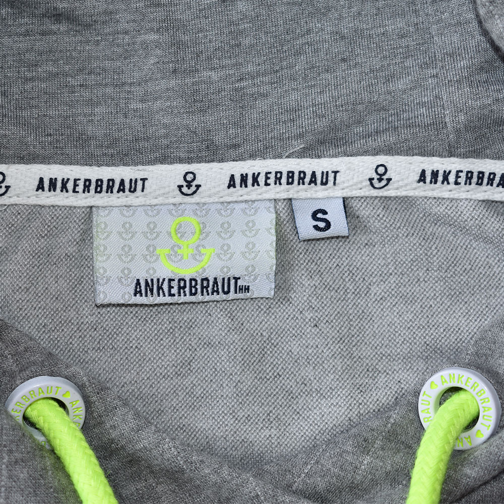 Weibliches Model mit ANKERBRAUT Hoodie in Grey Melange Yellow