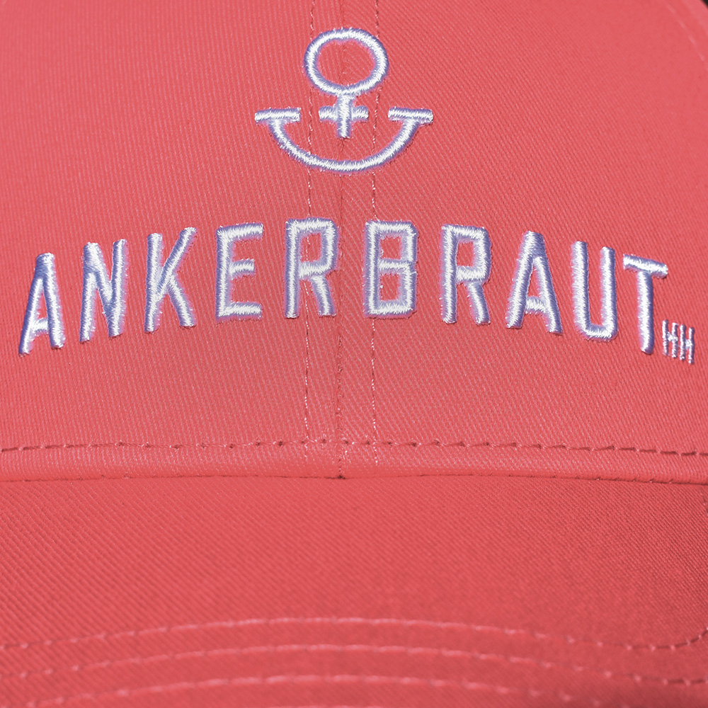 Weibliches Model mit ANKERBRAUT Cap in Koralle