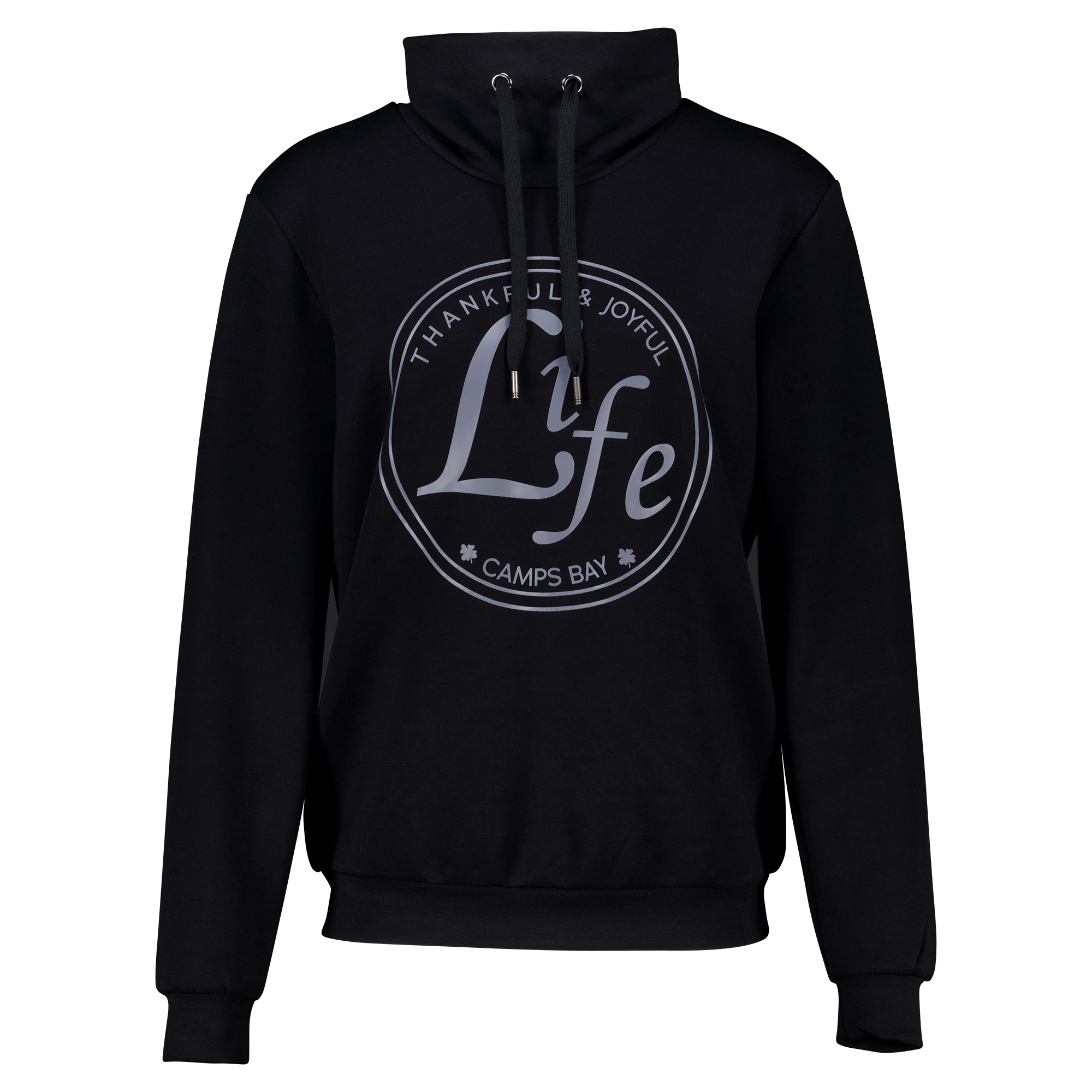 Weibliches Model mit CAMPS BAY Hoodie in Schwarz