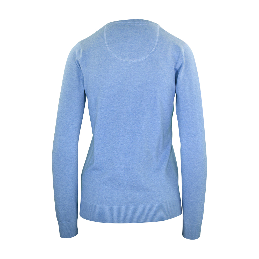 Weibliches Model mit CAMPS BAY Pullover in Light Blue