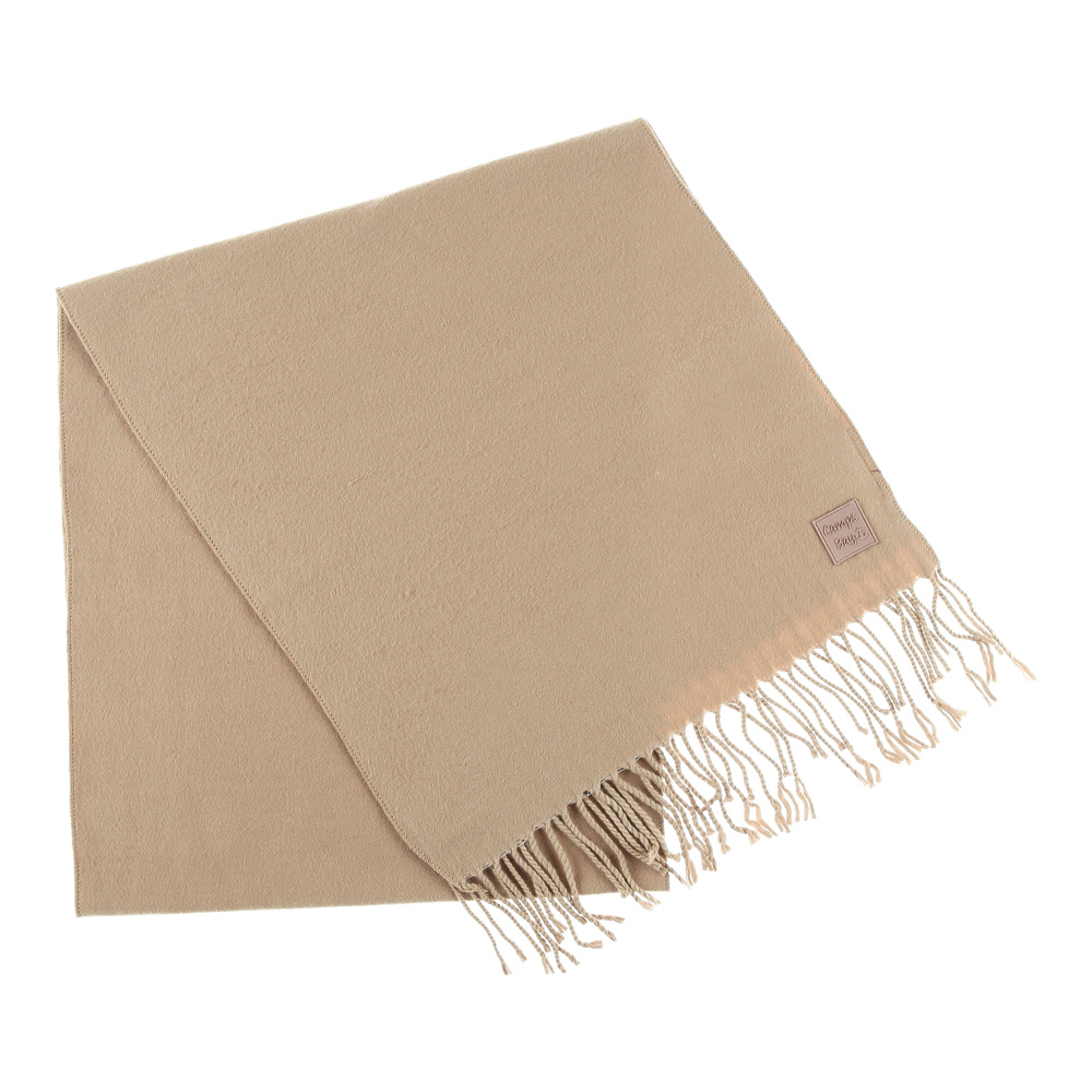 Weibliches Model mit CAMPS BAY Schal in Beige