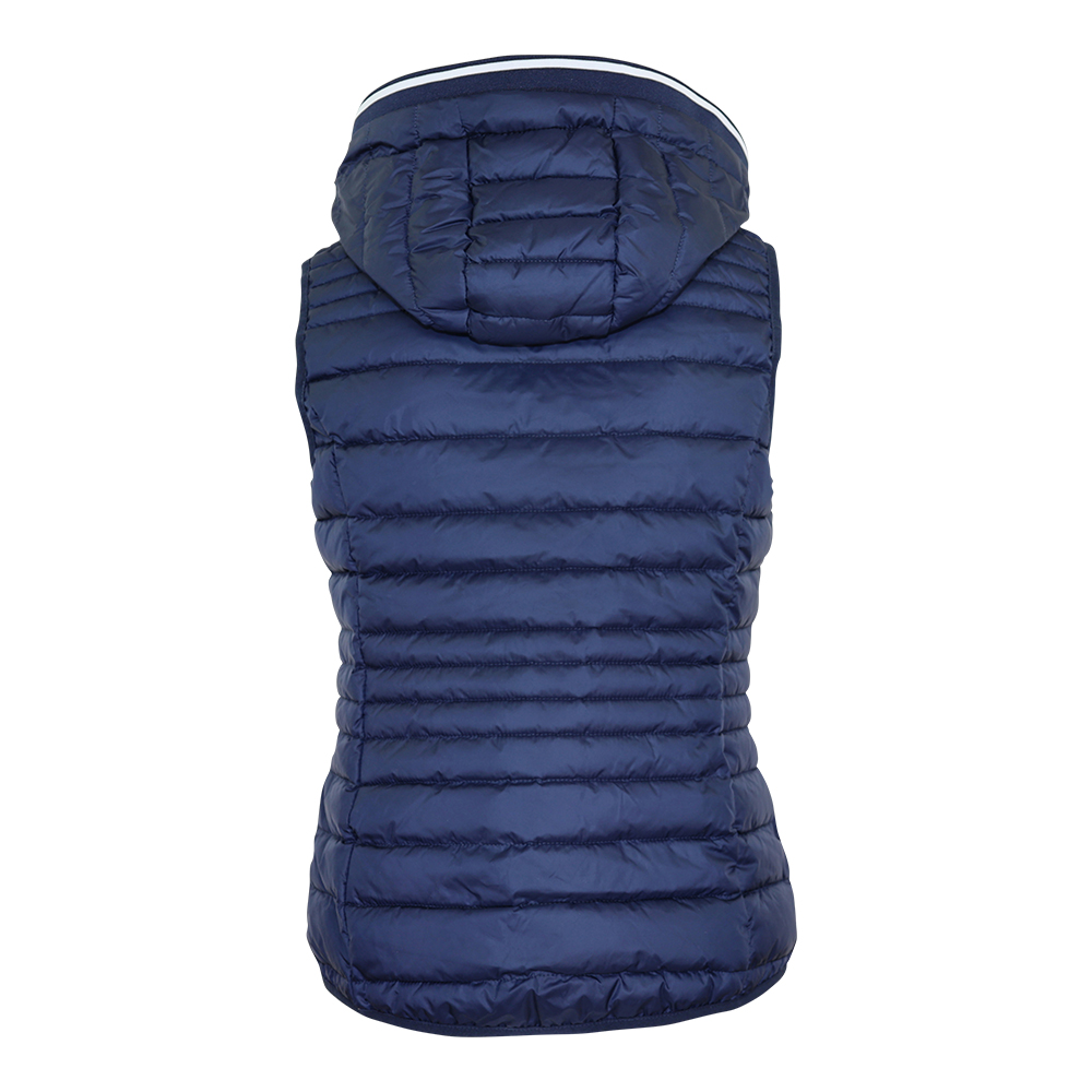 Weibliches Model mit CAMPS BAY Weste in Maritime Blue