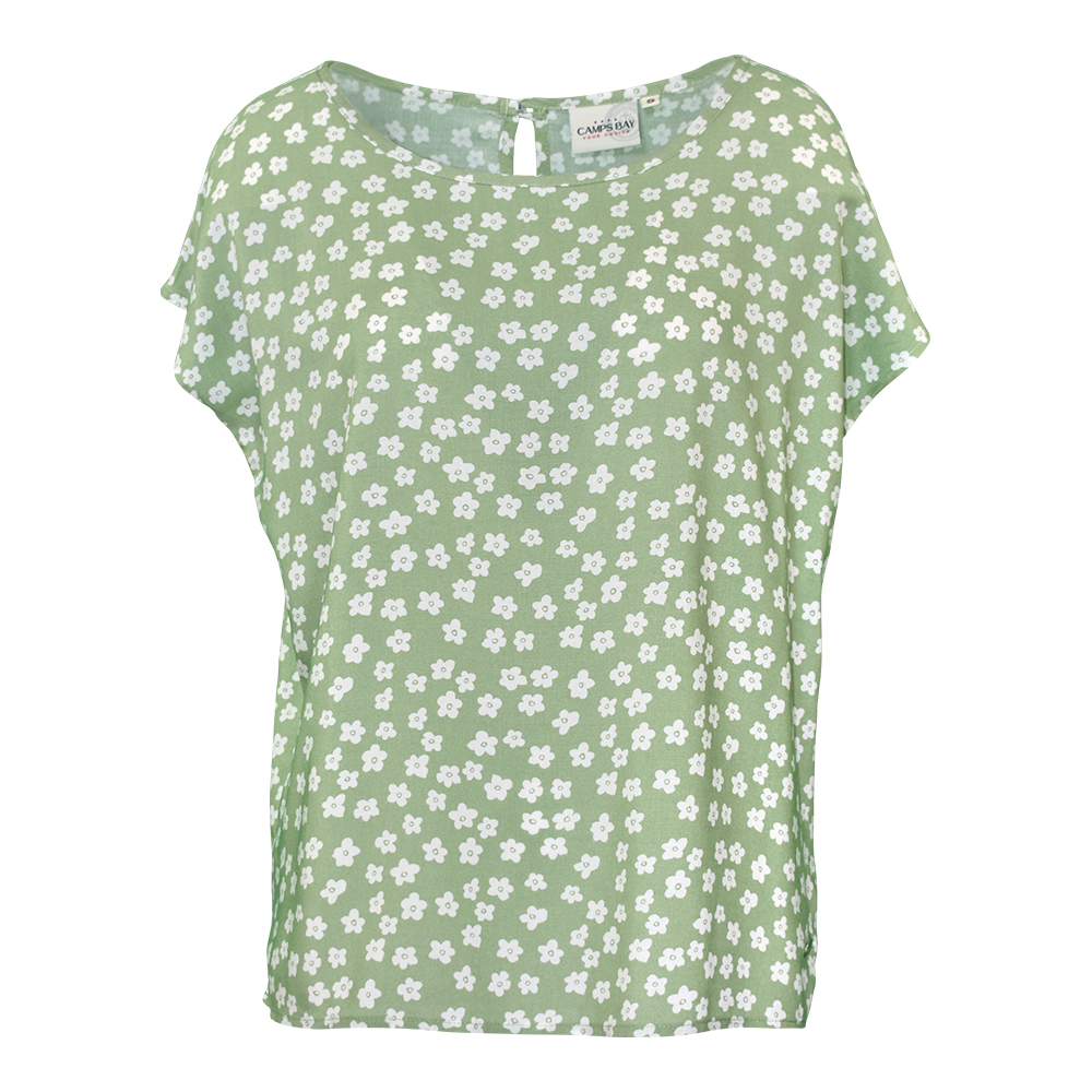 Weibliches Model mit CAMPS BAY Bluse in Green Tea Flower