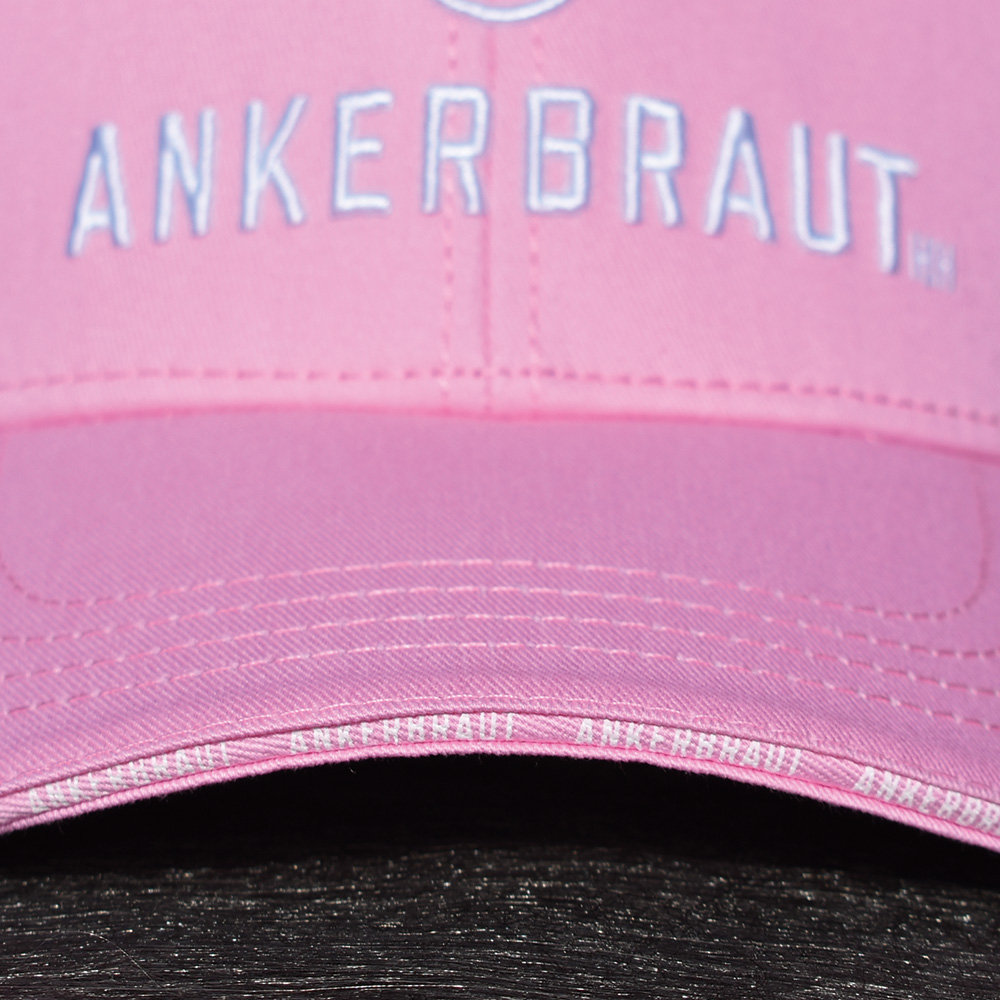 Weibliches Model mit ANKERBRAUT Cap in Pink