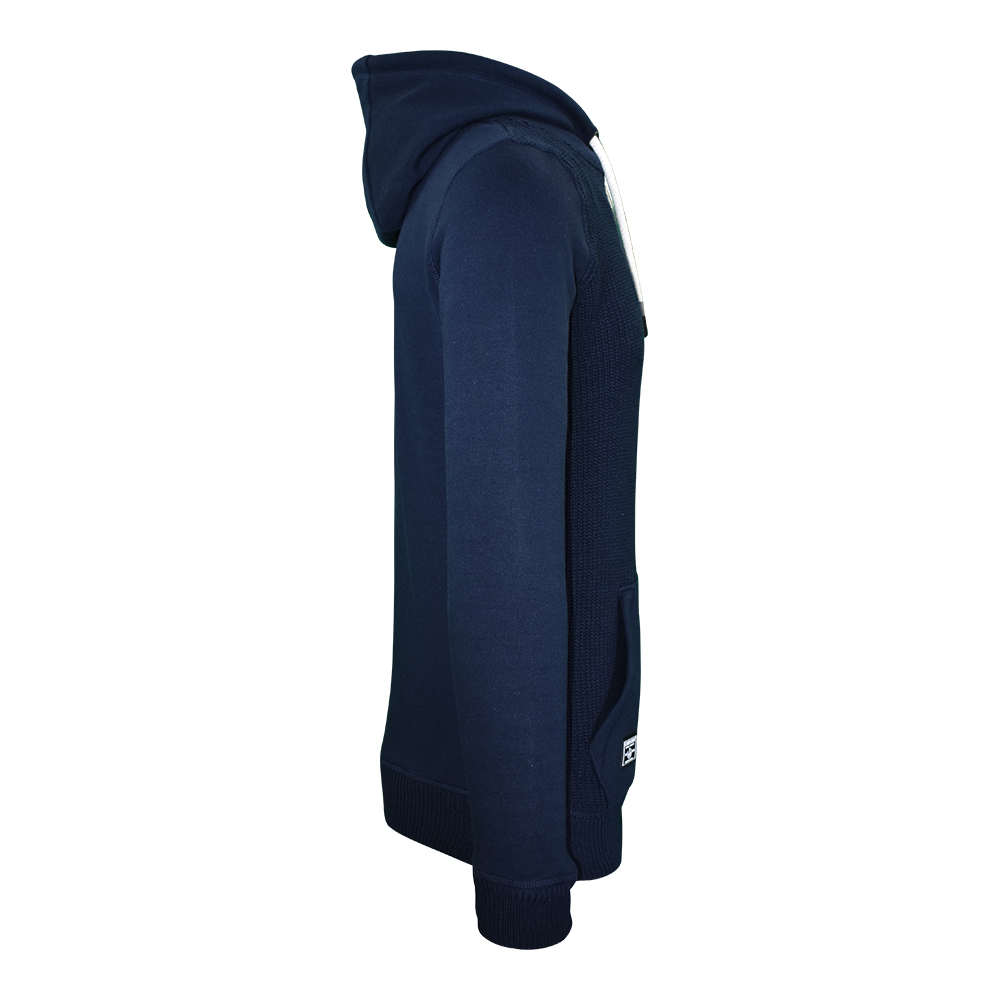 Männliches Model mit CAMPS BAY Strickpullover in Night Sky