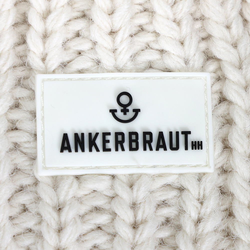 Weibliches Model mit ANKERBRAUT Schal in Creme
