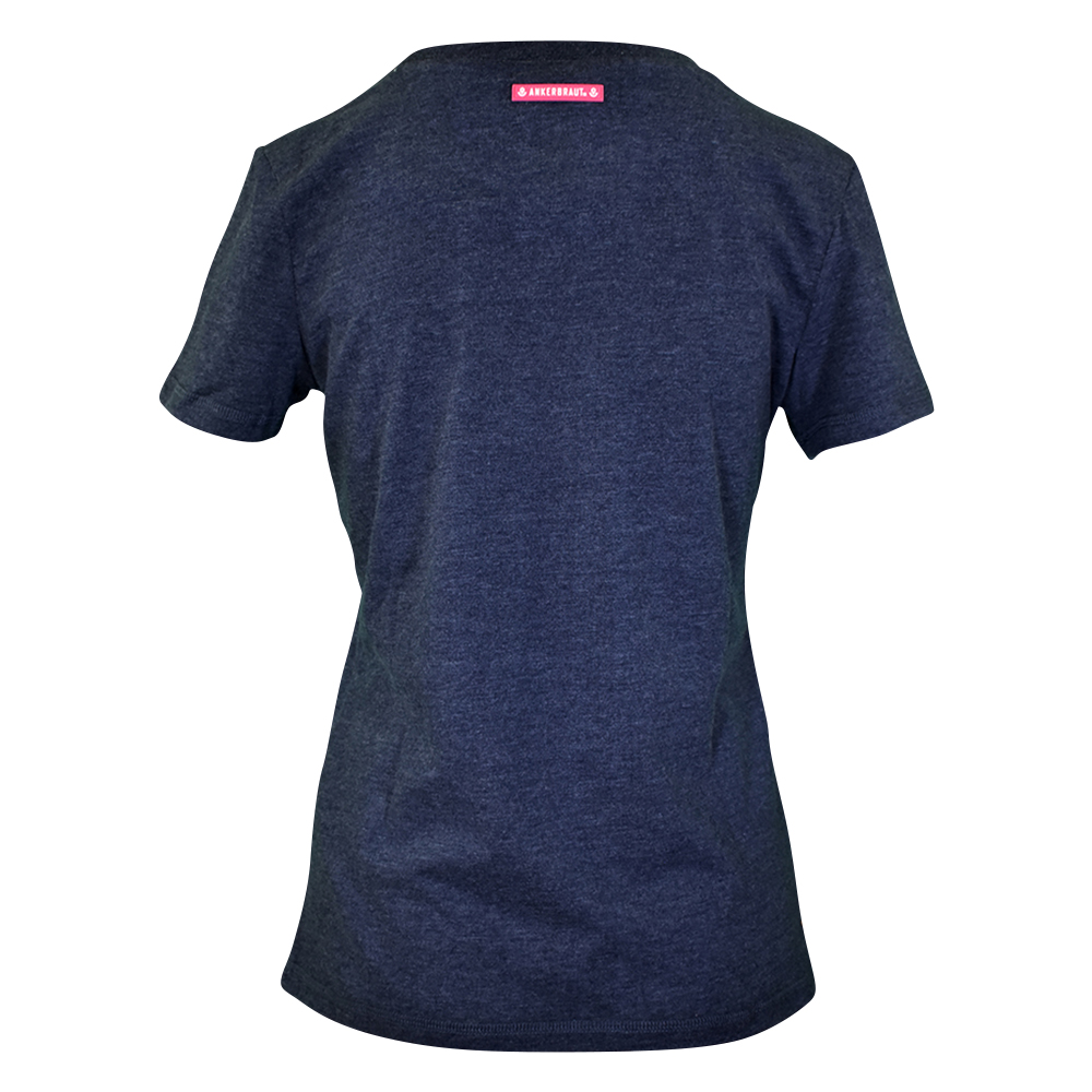 Weibliches Model mit ANKERBRAUT T-Shirt in Night Sky