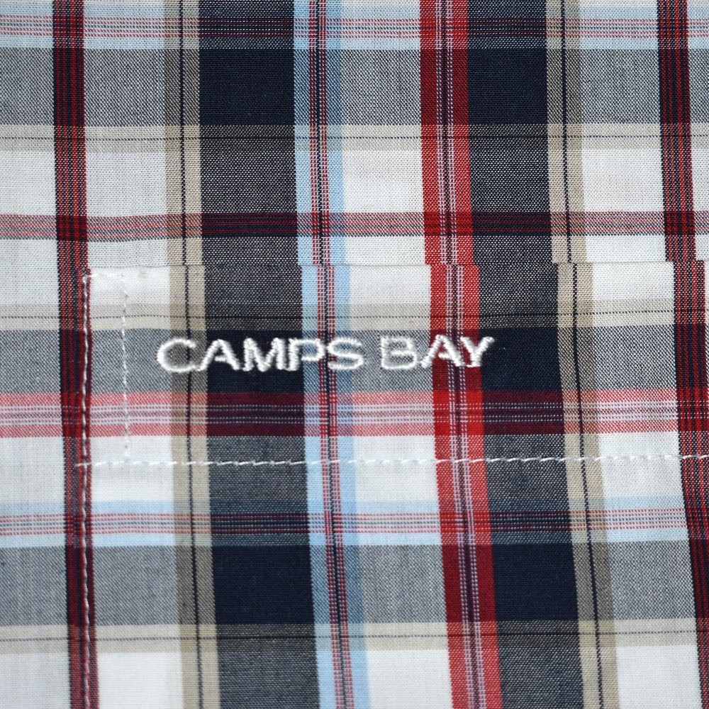 Männliches Model mit CAMPS BAY Langarmhemd in Herle