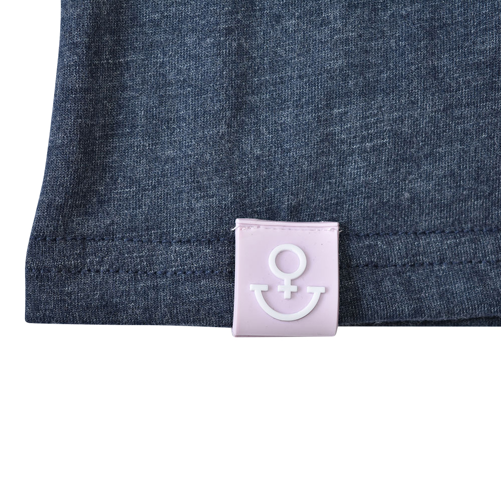 Weibliches Model mit ANKERBRAUT Jerseykleid in Cradle Pink