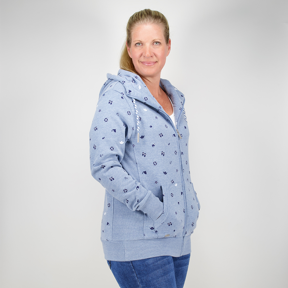 Weibliches Model mit CAMPS BAY Sweatjacke in Windward Blue