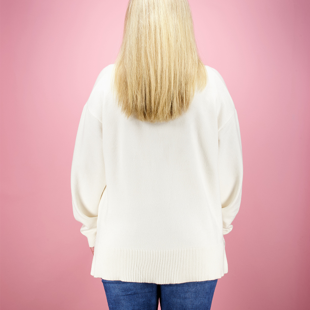 Weibliches Model mit CAMPS BAY Strickjacke in Cream