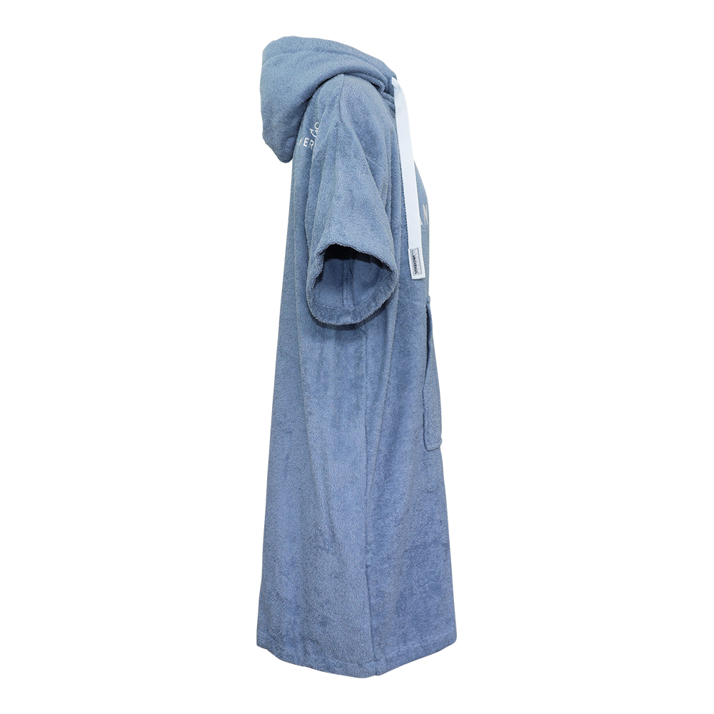 Weibliches Model mit ANKERBRAUT Beach-Poncho in Dove Blue
