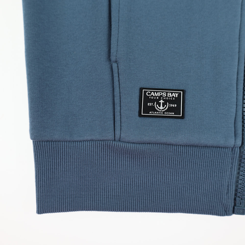 Männliches Model mit CAMPS BAY Sweatjacke in China Blue