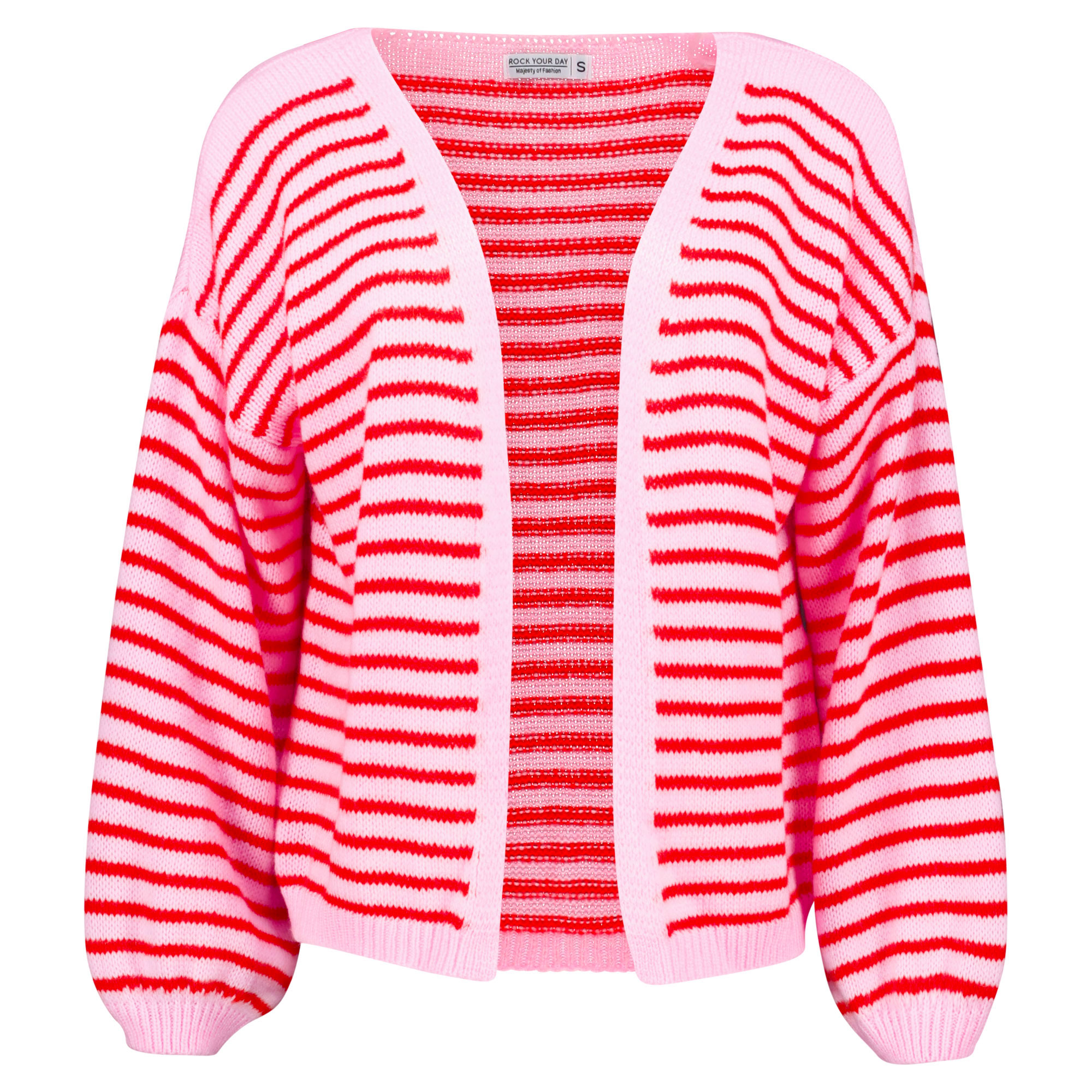 Weibliches Model mit Rock Your Day Strickjacke 