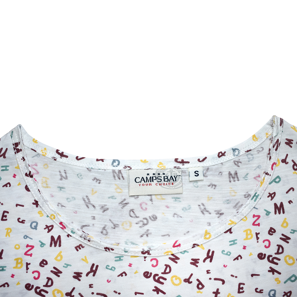 Weibliches Model mit CAMPS BAY T-Shirt in Cloud Dancer Offwhite
