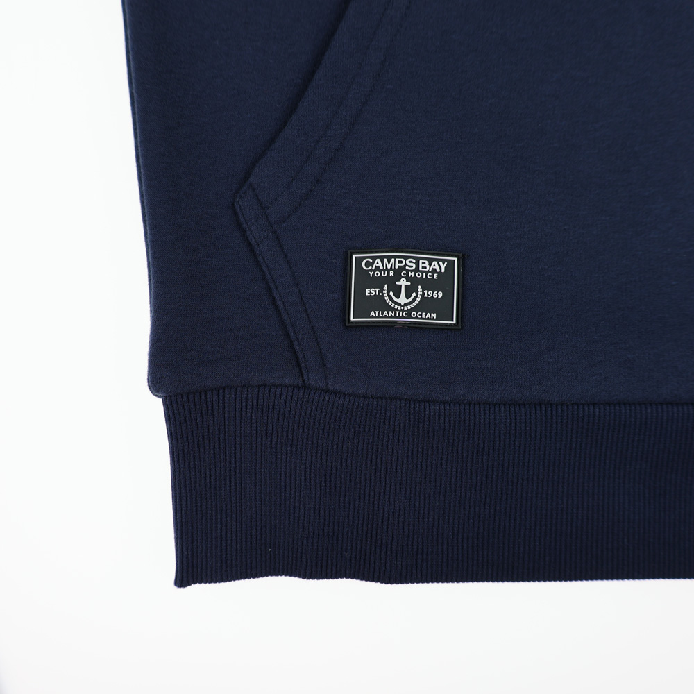 Männliches Model mit CAMPS BAY Hoodie in Night Sky