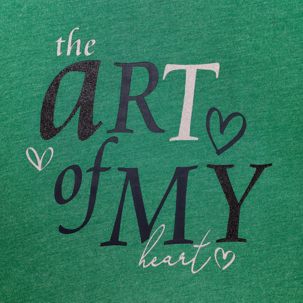Weibliches Model mit CAMPS BAY T-Shirt in Evergreen Melange